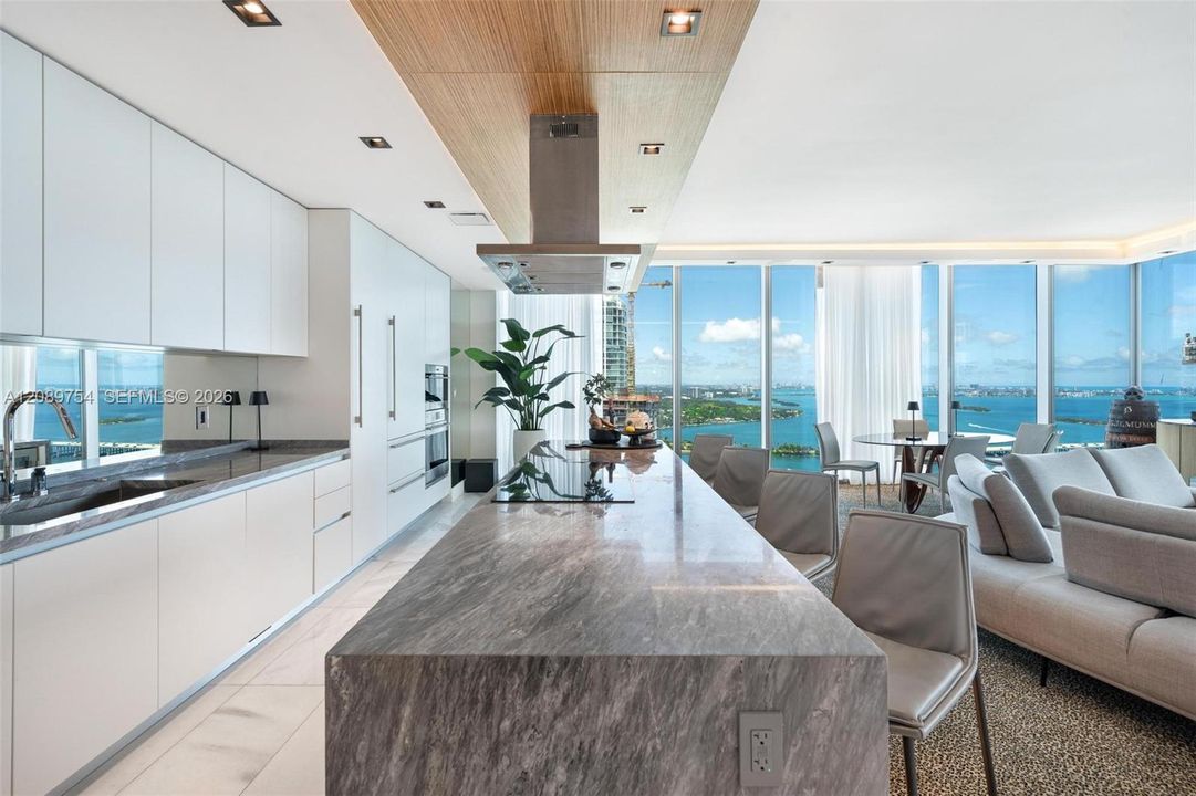 出租: $24,200 (3 贝兹, 4 浴室, 2362 平方英尺)