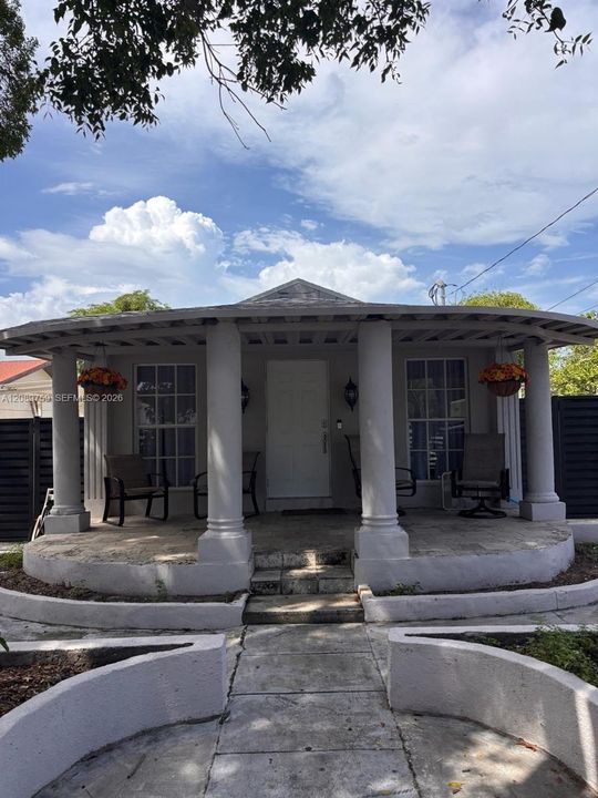 For Rent: $2,600 (2 beds, 1 baths, 1525 Square Feet)