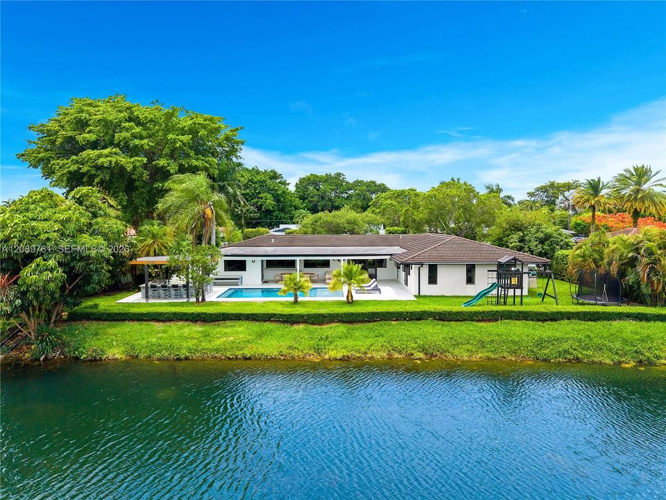 For Sale: $3,100,000 (4 beds, 4 baths, 2380 Square Feet)