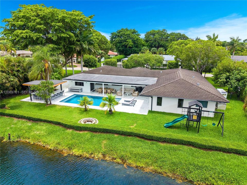 For Sale: $3,100,000 (4 beds, 4 baths, 2380 Square Feet)