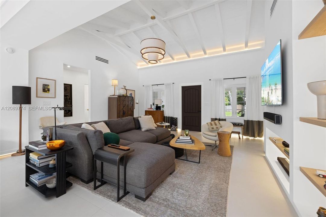 En Venta: $1,795,000 (3 camas, 2 baños, 1826 Pies cuadrados)