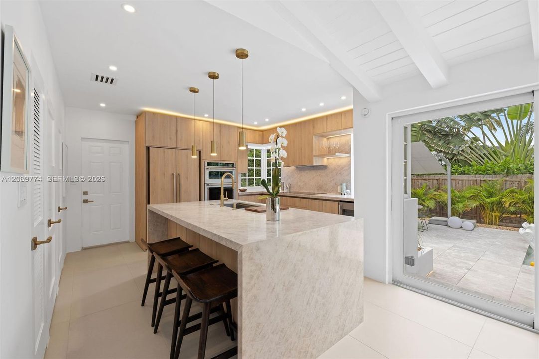 En Venta: $1,795,000 (3 camas, 2 baños, 1826 Pies cuadrados)