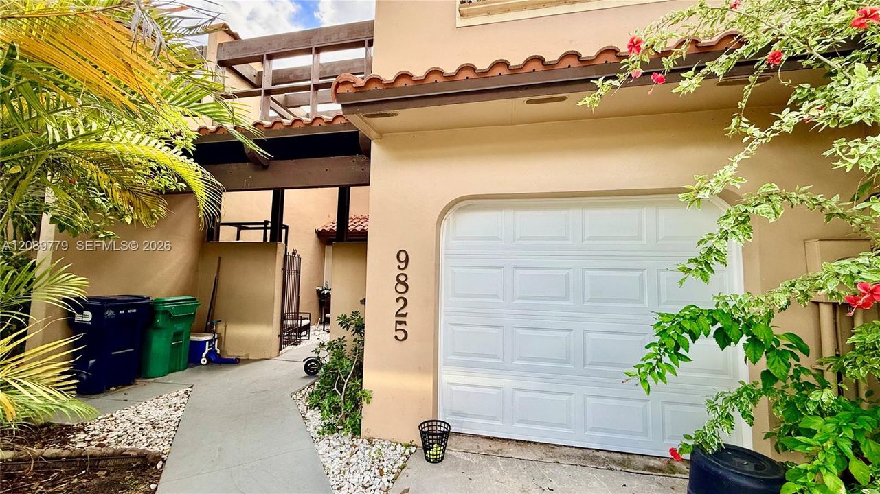 For Rent: $4,100 (4 beds, 3 baths, 1712 Square Feet)