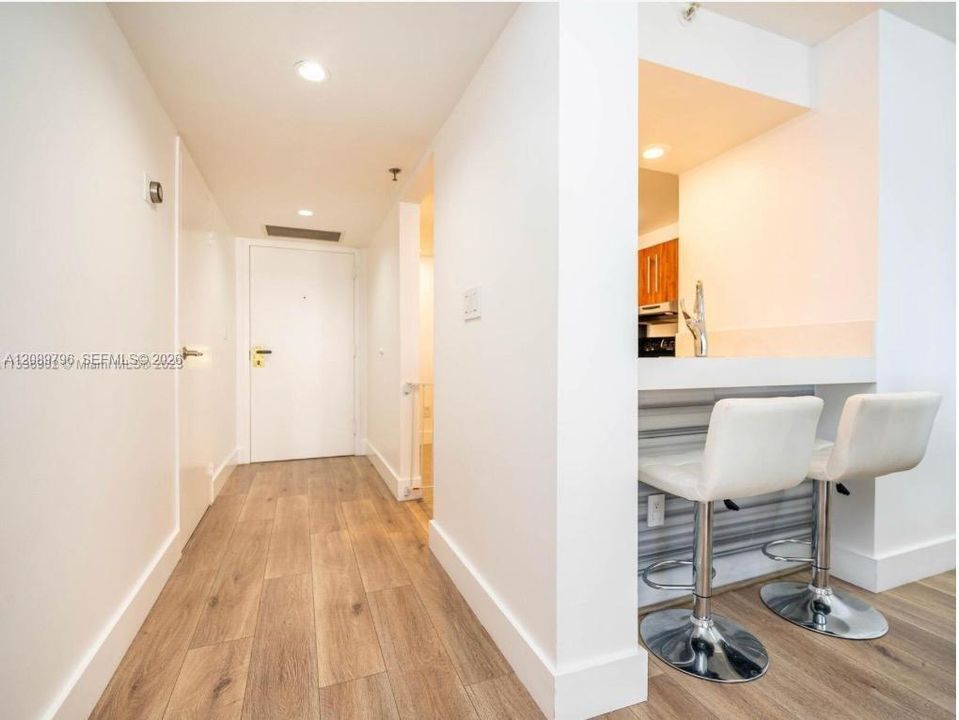 For Sale: $393,000 (1 beds, 1 baths, 860 Square Feet)