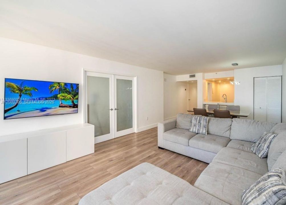 For Sale: $393,000 (1 beds, 1 baths, 860 Square Feet)