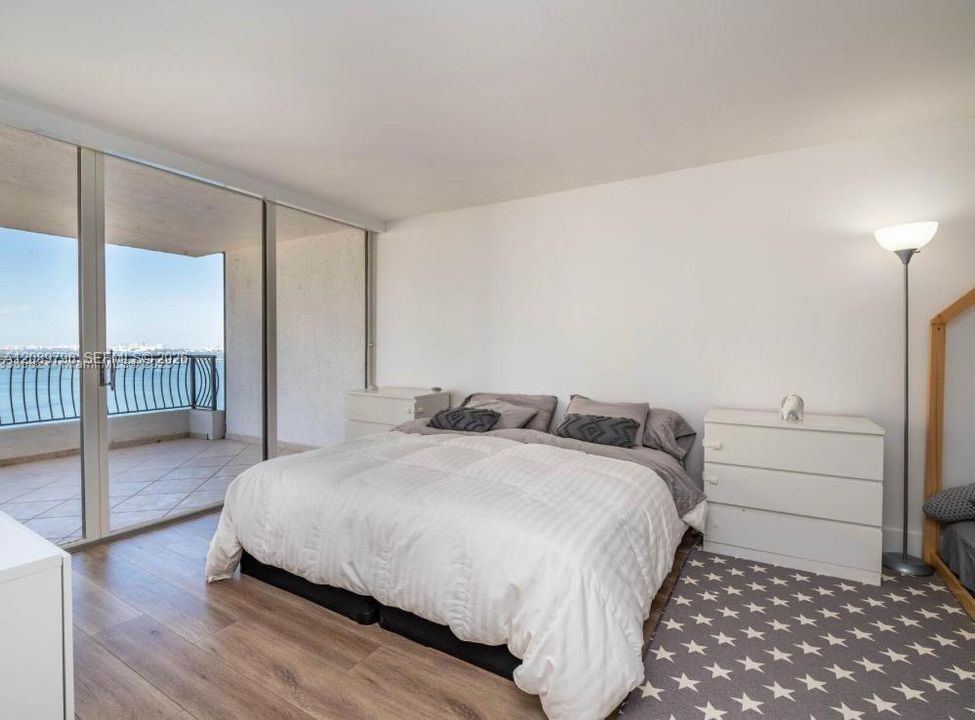 For Sale: $393,000 (1 beds, 1 baths, 860 Square Feet)