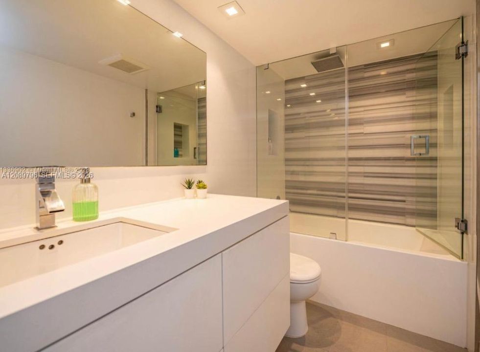 For Sale: $393,000 (1 beds, 1 baths, 860 Square Feet)