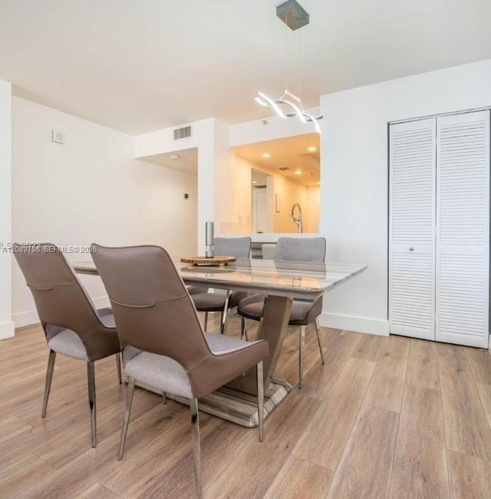For Sale: $393,000 (1 beds, 1 baths, 860 Square Feet)