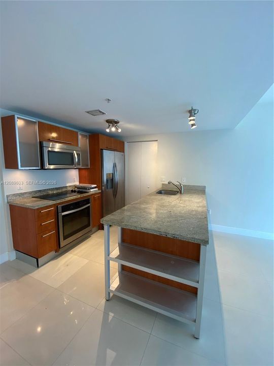 В аренду: $2,800 (1 спален, 1 ванн, 832 Квадратных фут)