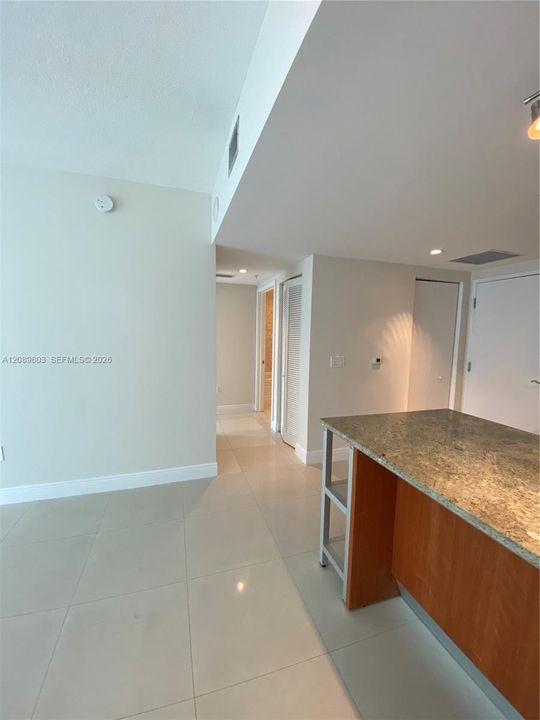 В аренду: $2,800 (1 спален, 1 ванн, 832 Квадратных фут)