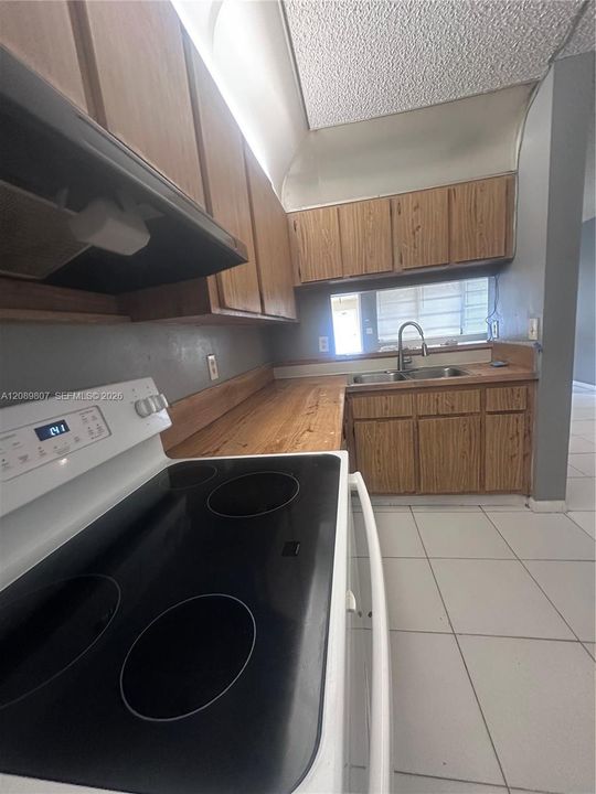 В аренду: $1,900 (2 спален, 2 ванн, 768 Квадратных фут)