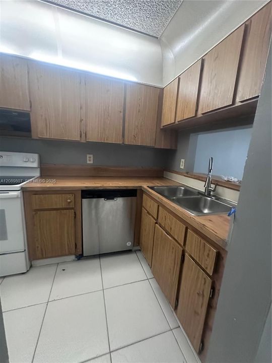 В аренду: $1,900 (2 спален, 2 ванн, 768 Квадратных фут)