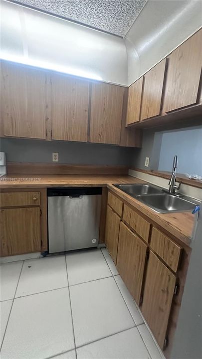 В аренду: $1,900 (2 спален, 2 ванн, 768 Квадратных фут)