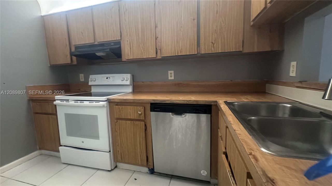 В аренду: $1,900 (2 спален, 2 ванн, 768 Квадратных фут)