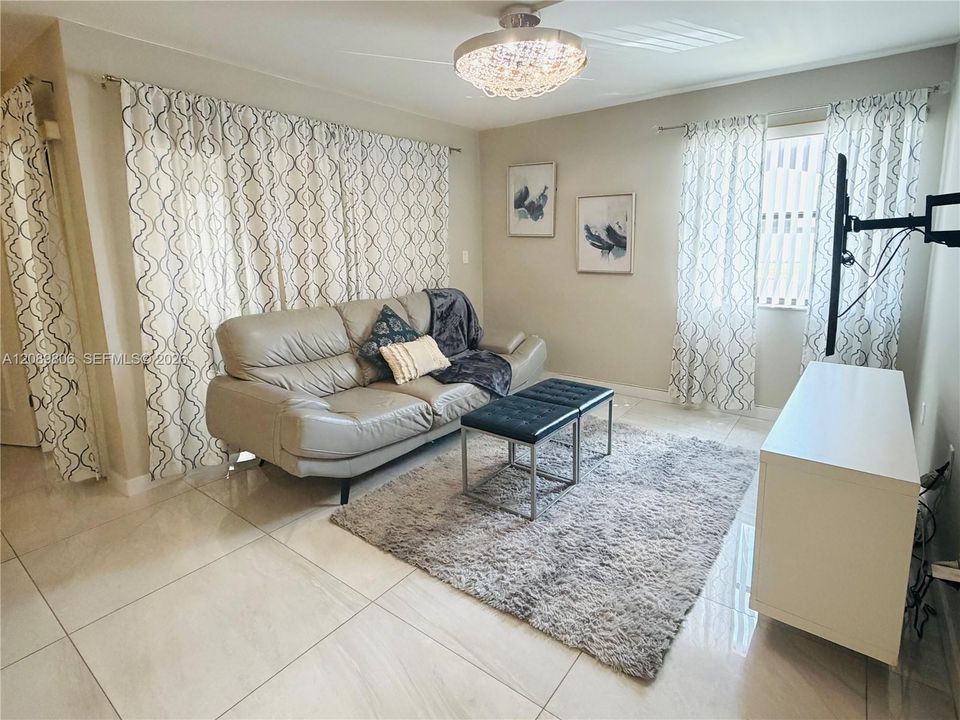 En Venta: $215,000 (2 camas, 2 baños, 978 Pies cuadrados)