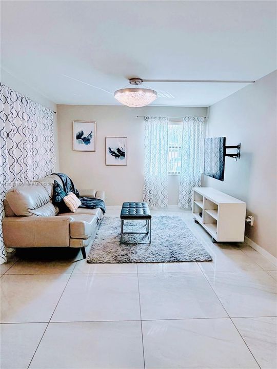 En Venta: $215,000 (2 camas, 2 baños, 978 Pies cuadrados)
