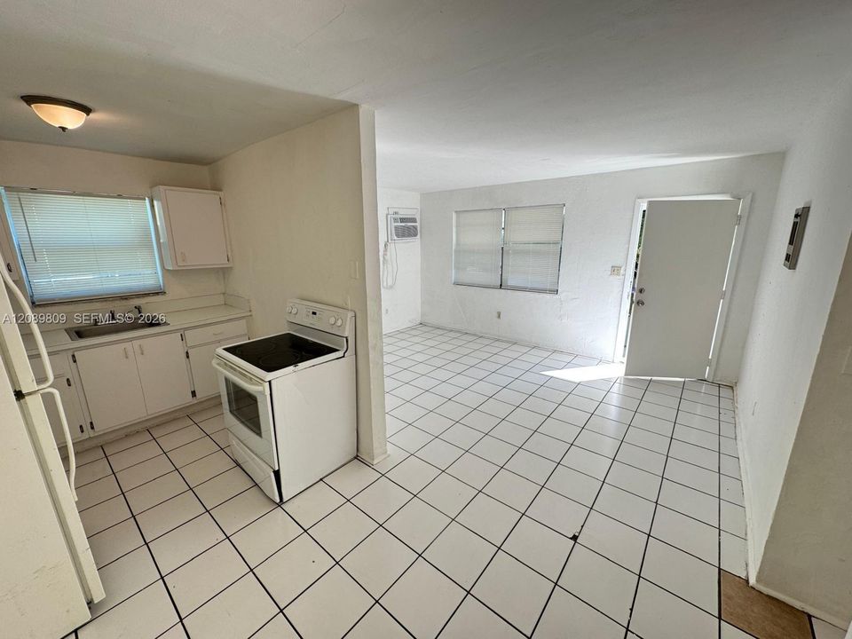 For Rent: $2,400 (2 beds, 1 baths, 903 Square Feet)