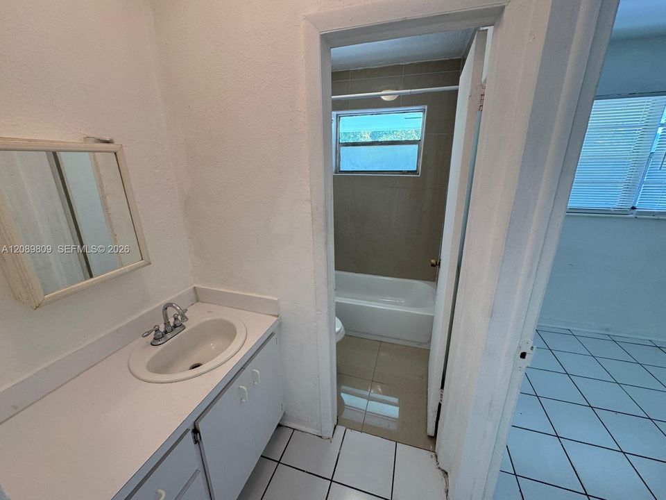 For Rent: $2,400 (2 beds, 1 baths, 903 Square Feet)