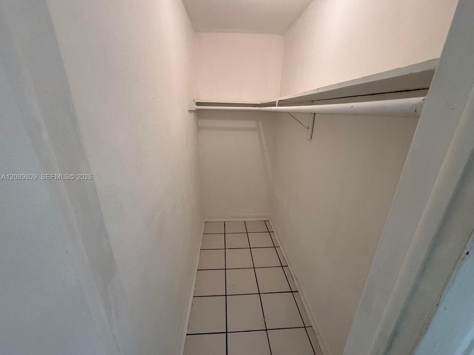 For Rent: $2,400 (2 beds, 1 baths, 903 Square Feet)
