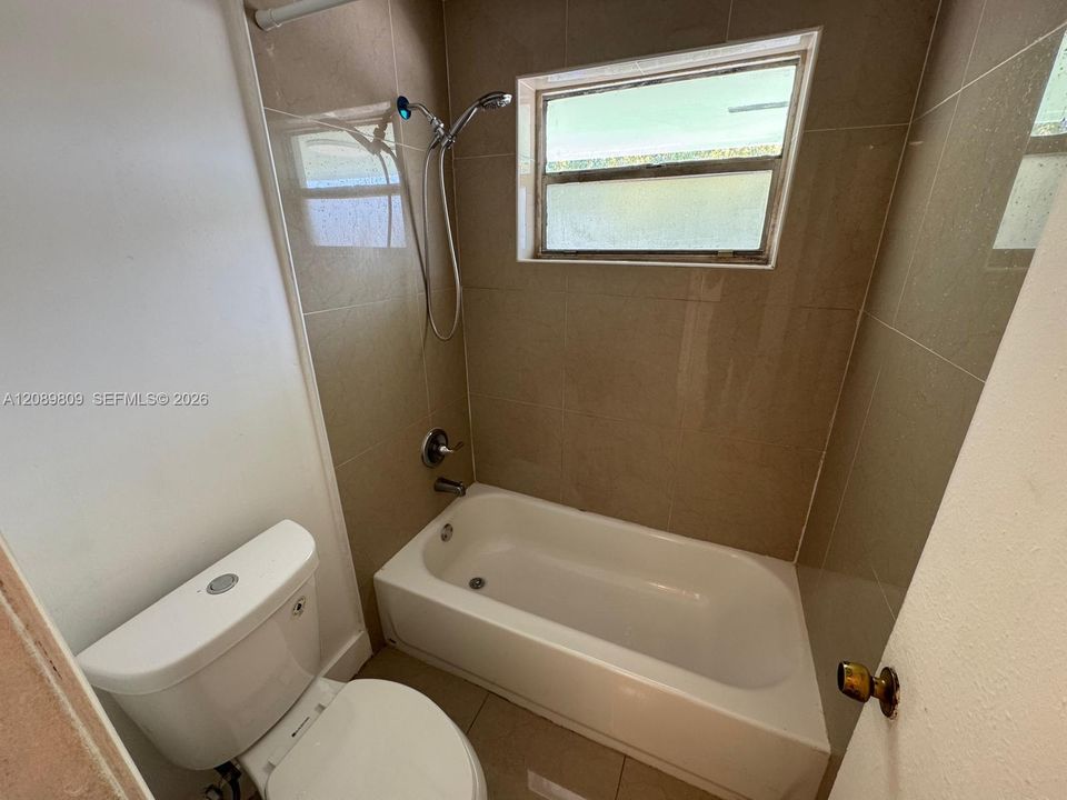 For Rent: $2,400 (2 beds, 1 baths, 903 Square Feet)