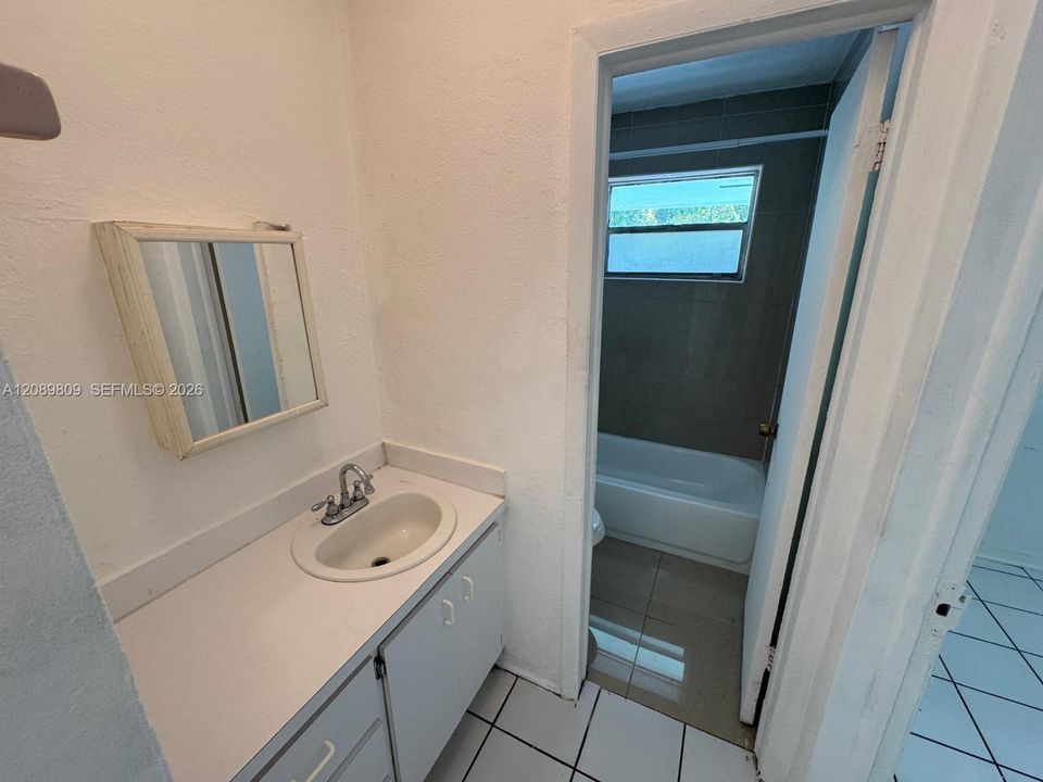 For Rent: $2,400 (2 beds, 1 baths, 903 Square Feet)