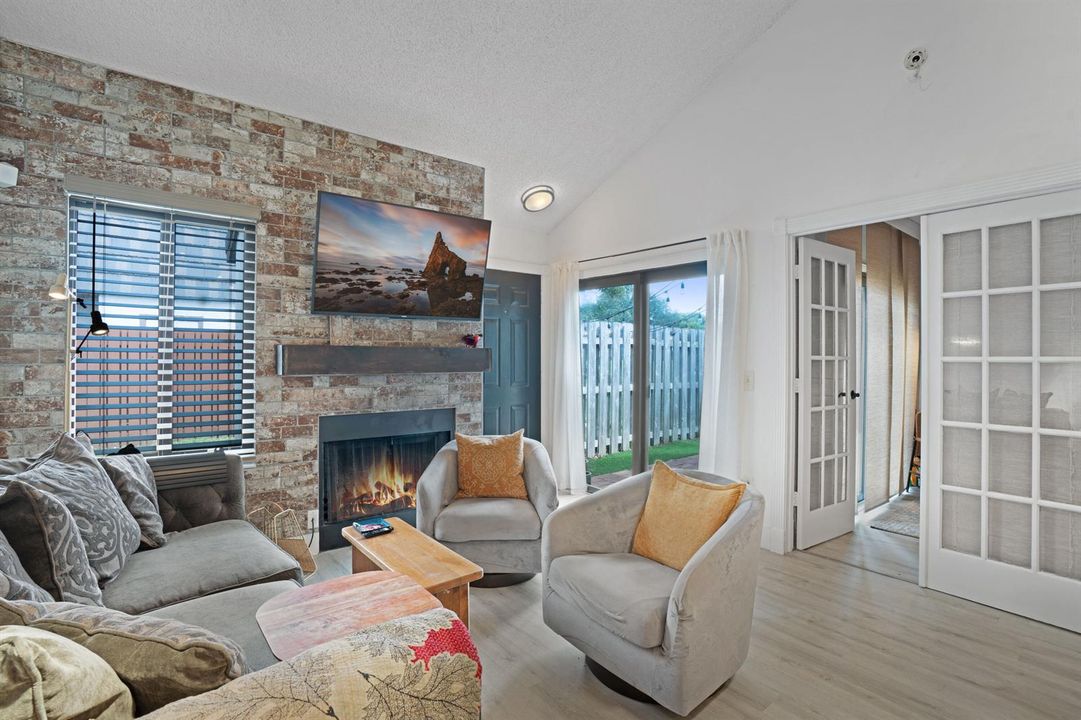 4216 Palm Bay Cir25