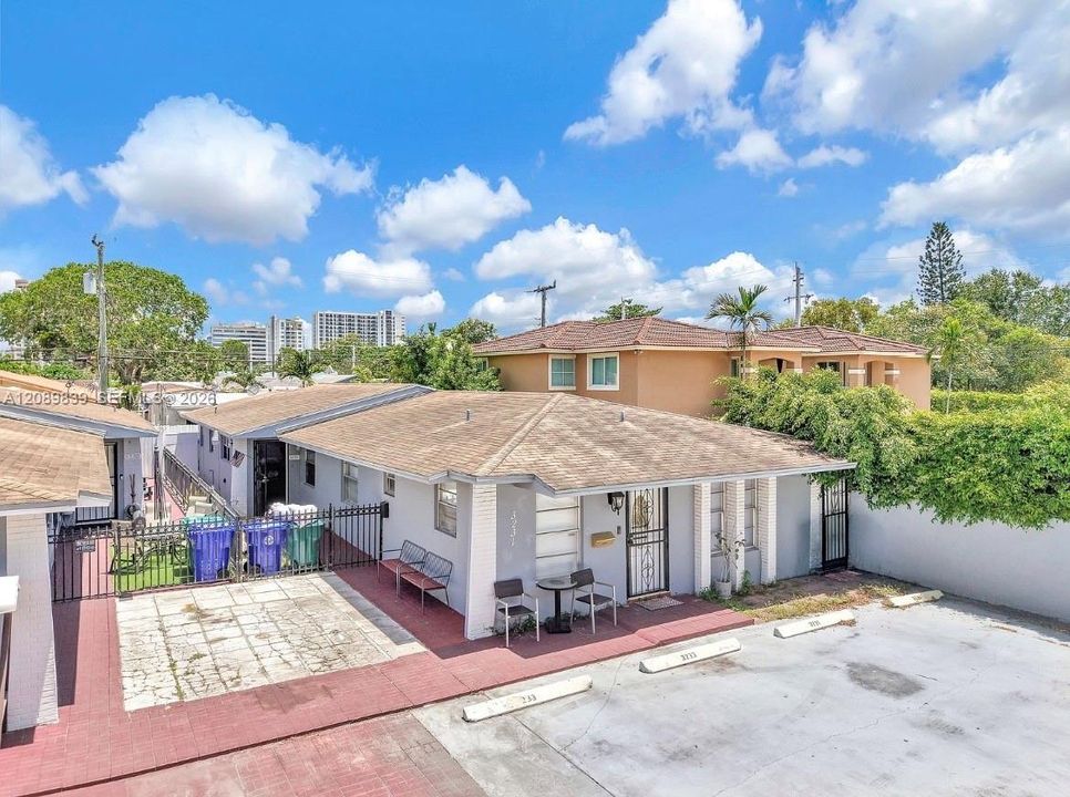 En Renta: $2,600 (2 camas, 1 baños, 2027 Pies cuadrados)