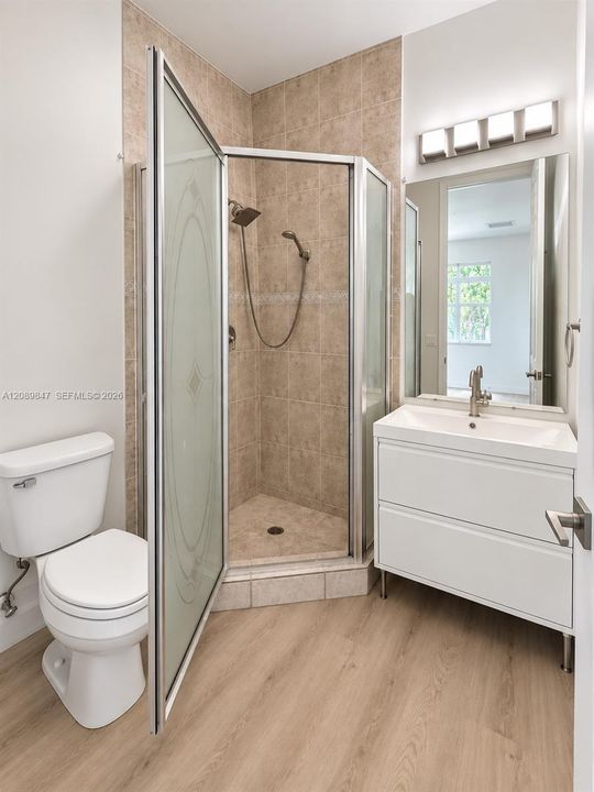 BATHROOM 2 (1ST FLOOR)