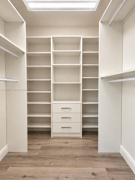 WALK-IN CLOSET MASTER BEDROOM 1 (2ND FLOOR)