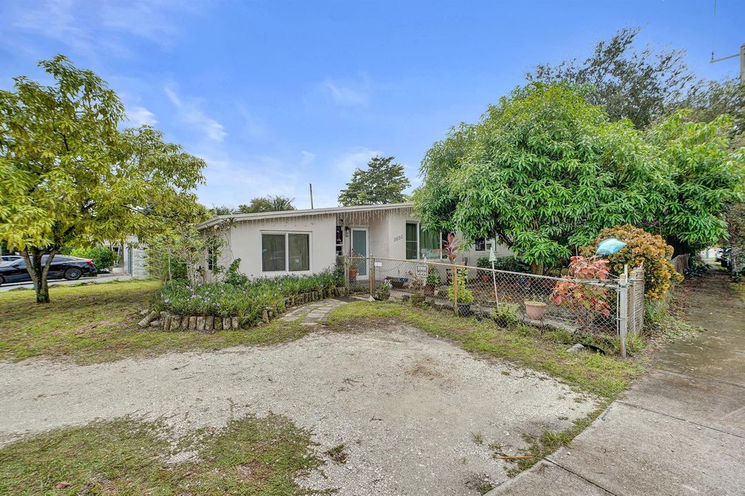 Large lot with side yard