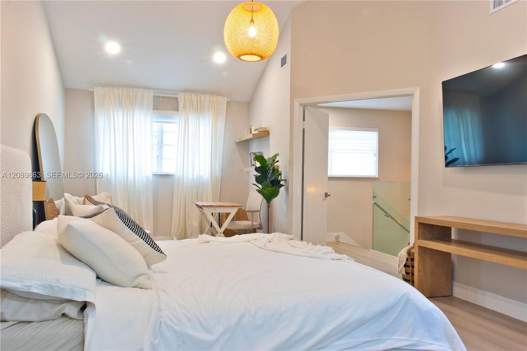 En Venta: $710,000 (3 camas, 3 baños, 2014 Pies cuadrados)