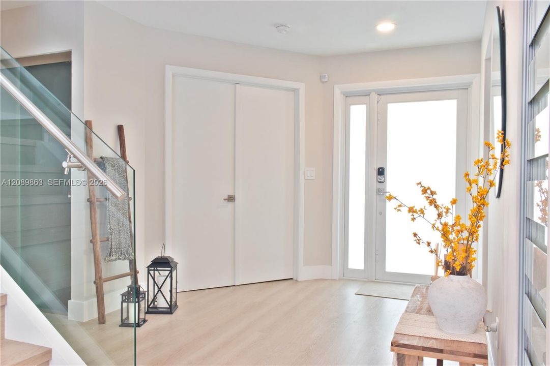 En Venta: $710,000 (3 camas, 3 baños, 2014 Pies cuadrados)