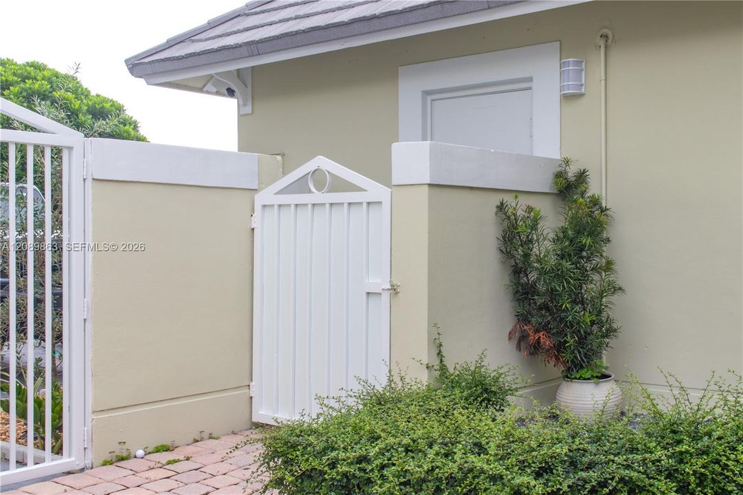 En Venta: $710,000 (3 camas, 3 baños, 2014 Pies cuadrados)