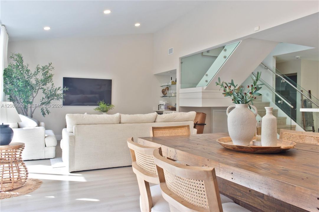 En Venta: $710,000 (3 camas, 3 baños, 2014 Pies cuadrados)