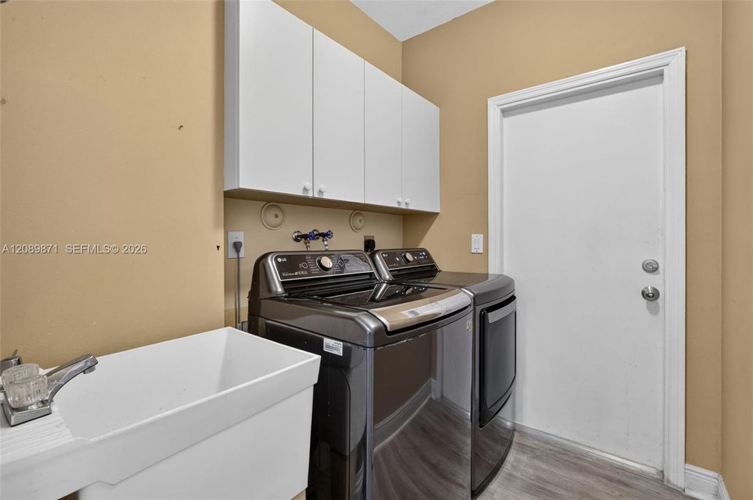 For Sale: $950,000 (5 beds, 3 baths, 3033 Square Feet)