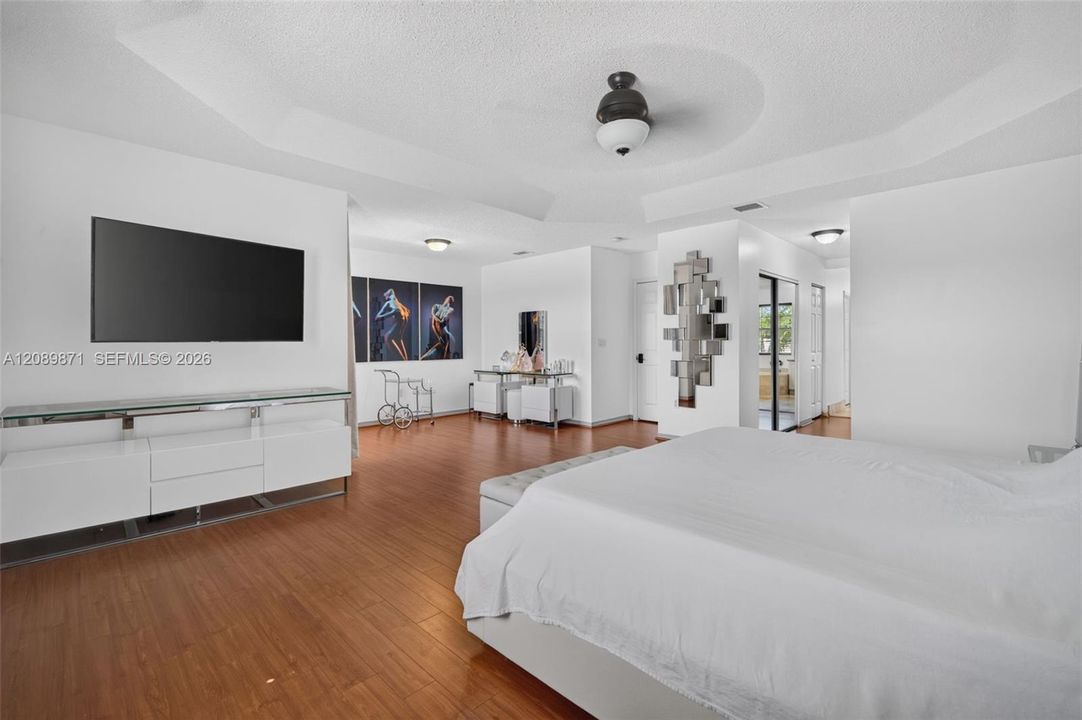 For Sale: $950,000 (5 beds, 3 baths, 3033 Square Feet)