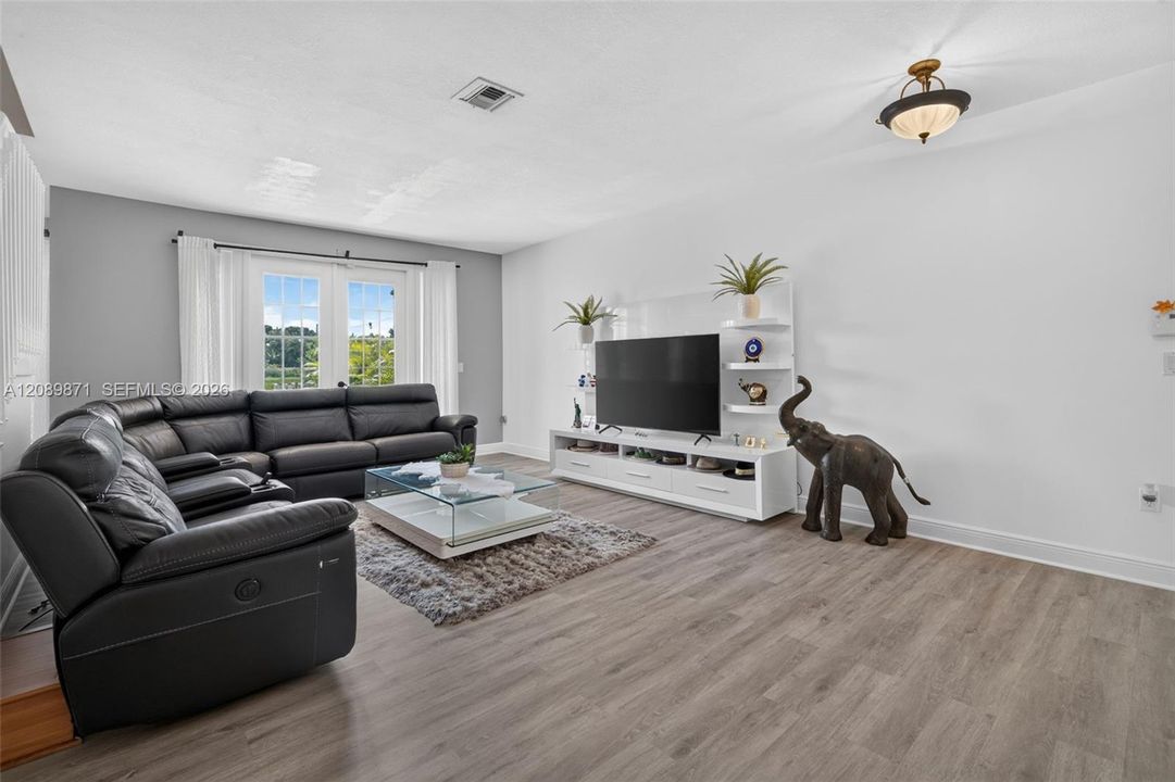 For Sale: $950,000 (5 beds, 3 baths, 3033 Square Feet)