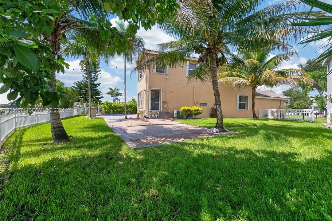 For Sale: $950,000 (5 beds, 3 baths, 3033 Square Feet)