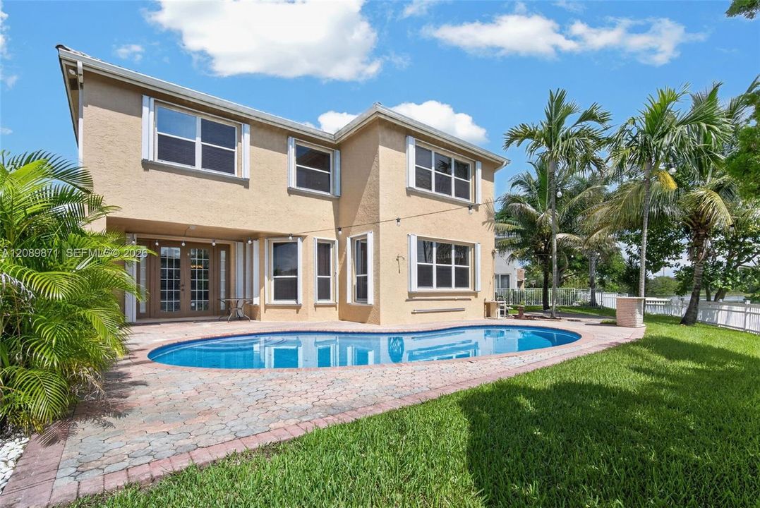 For Sale: $950,000 (5 beds, 3 baths, 3033 Square Feet)