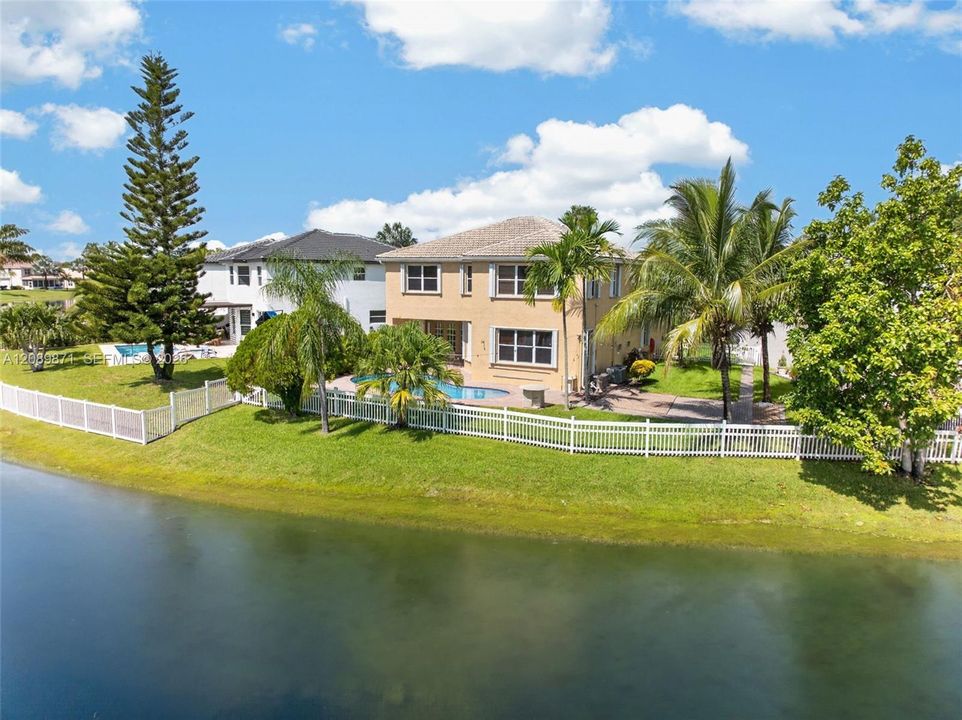 For Sale: $950,000 (5 beds, 3 baths, 3033 Square Feet)