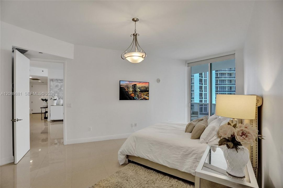 For Rent: $8,800 (3 beds, 3 baths, 1962 Square Feet)