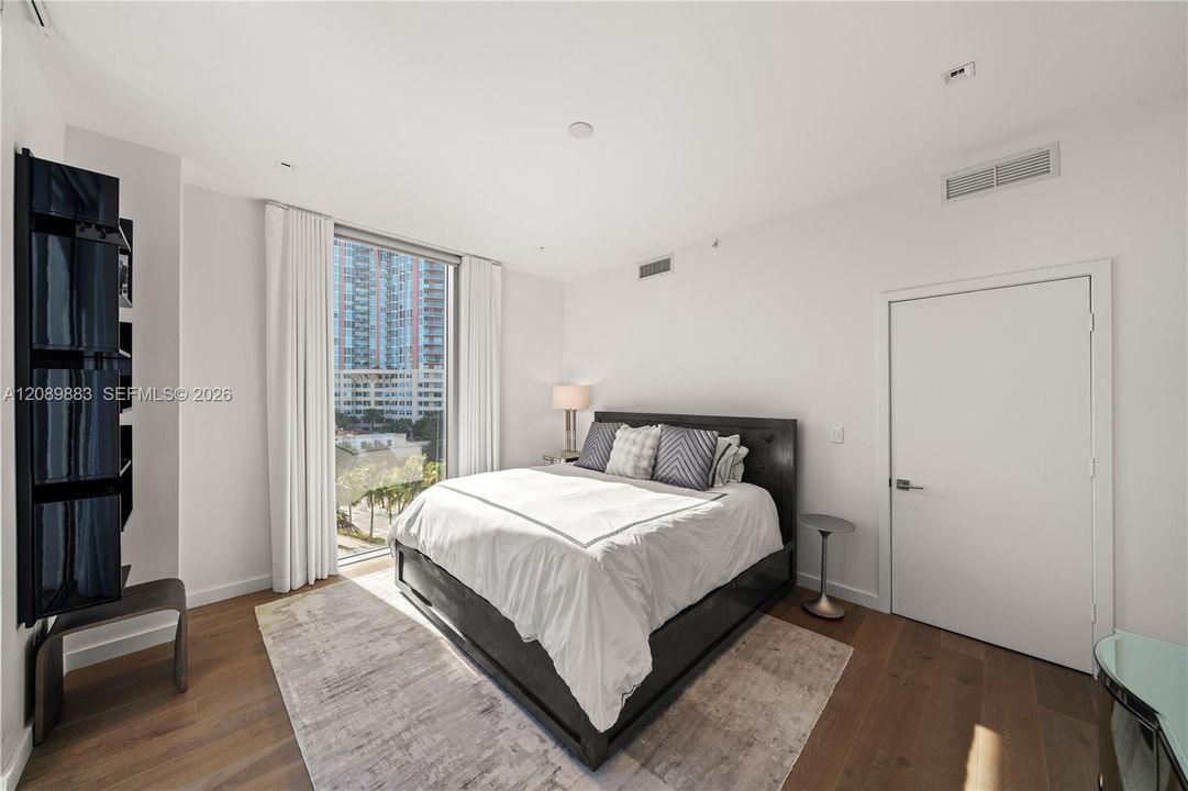 For Sale: $7,250,000 (3 beds, 3 baths, 2778 Square Feet)