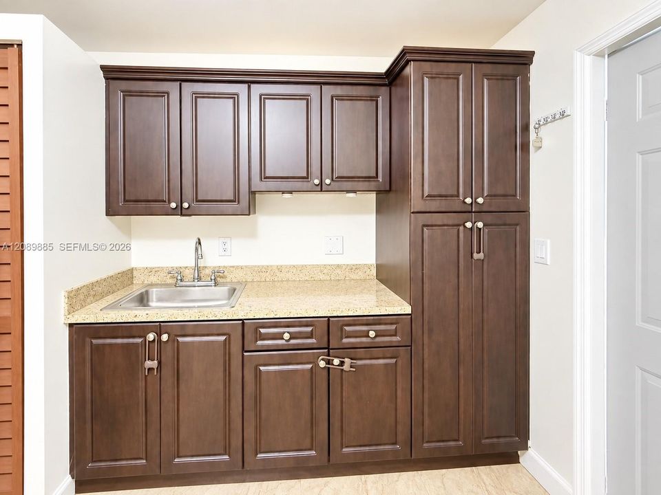 For Rent: $1,600 (1 beds, 1 baths, 1702 Square Feet)