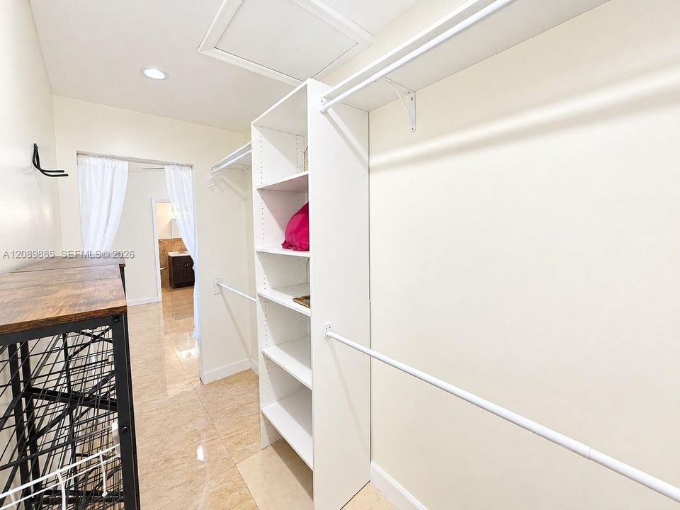 For Rent: $1,600 (1 beds, 1 baths, 1702 Square Feet)