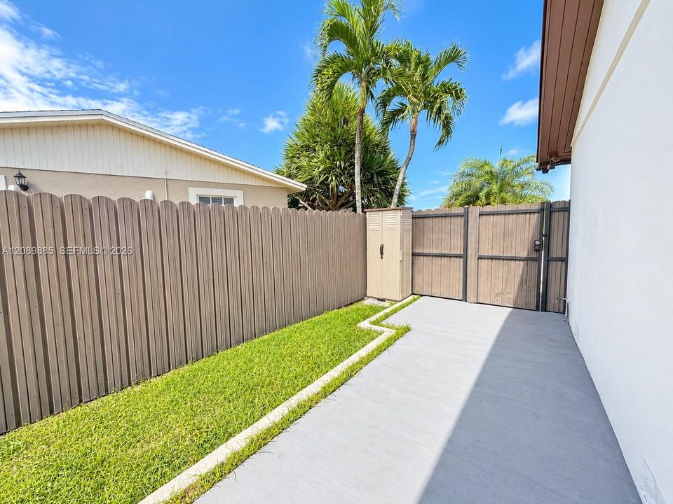 For Rent: $1,600 (1 beds, 1 baths, 1702 Square Feet)