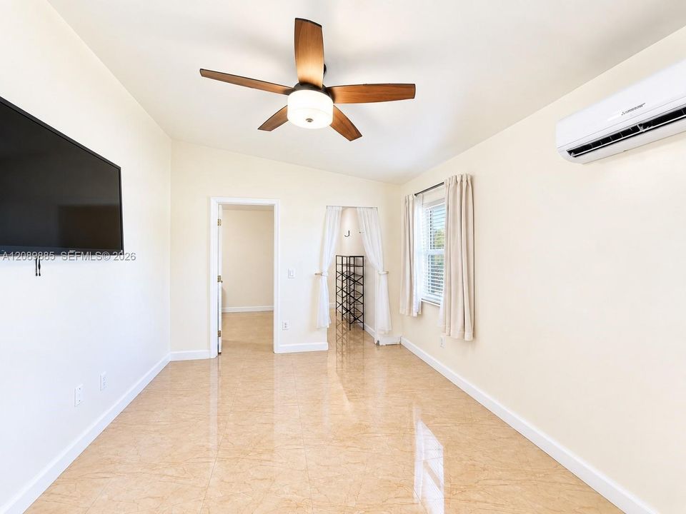 For Rent: $1,600 (1 beds, 1 baths, 1702 Square Feet)