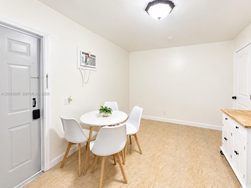 For Rent: $1,600 (1 beds, 1 baths, 1702 Square Feet)