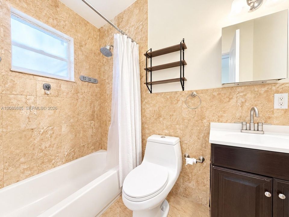 For Rent: $1,600 (1 beds, 1 baths, 1702 Square Feet)