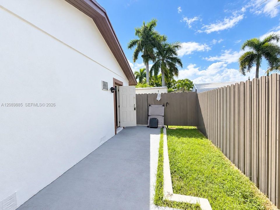 For Rent: $1,600 (1 beds, 1 baths, 1702 Square Feet)