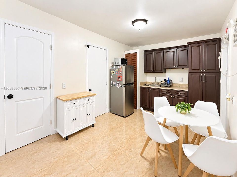 For Rent: $1,600 (1 beds, 1 baths, 1702 Square Feet)